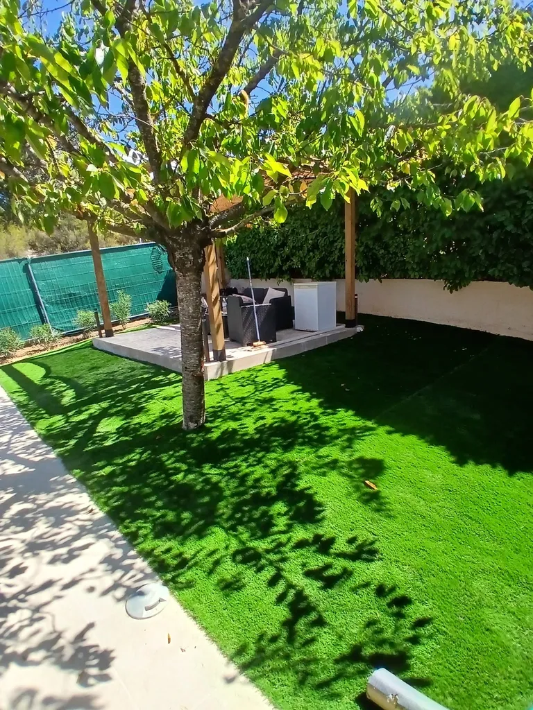 Pose de gazon synthétique à La Destrousse : comment aménager son jardin ?