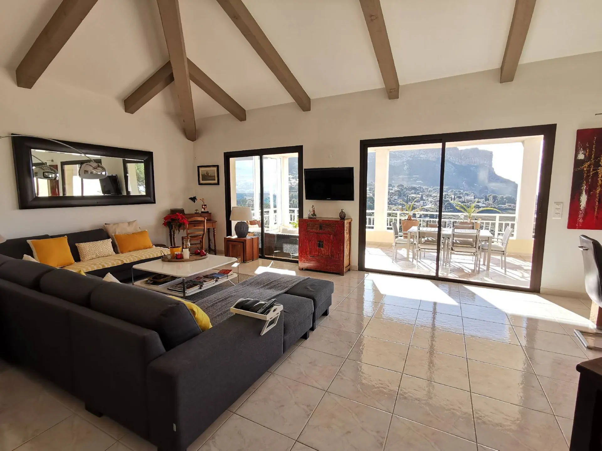 Salon baies vitrés style contemporain villa cassis a vendre