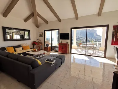 Salon baies vitrés style contemporain villa cassis a vendre