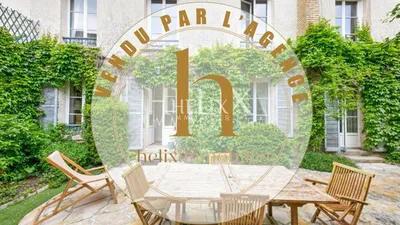 Vendu par notre agence de Saint Germain en Laye dans hôtel particulier  historique du centre ville un grand appartement en duplex à Saint Germain en Laye avec un jardin privatif