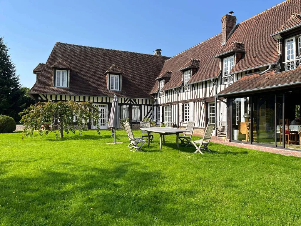A VENDRE - En NORMANDIE, région THIBERVILLE (EURE) propriété de caractère avec 3ha30a de parc et dépendances.