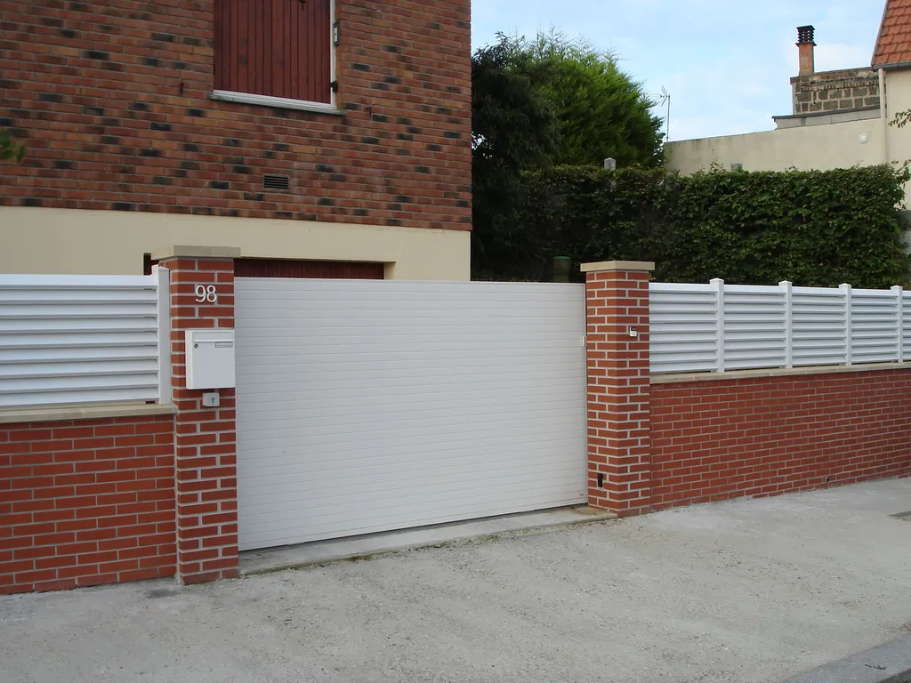 Installation de Portail PVC Électrique, Modèle 2 Vantaux motorisés Renforcé à Rouen en Seine-Maritime 76 et Mont-Saint-Aignan