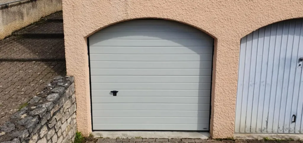 Installation d'une porte de garage sectionnelle double paroi isolante NOVOFERM ISO 45 à rupture de pont thermique à Talant en Côte-d'Or