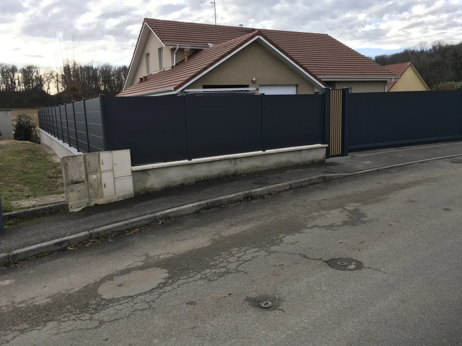 Conception et pose d'un portail de 5.30 m x 1.70 m avec portillon gris anthracite avec insertion de boîte aux lettres à Pérouse proche de Belfort
