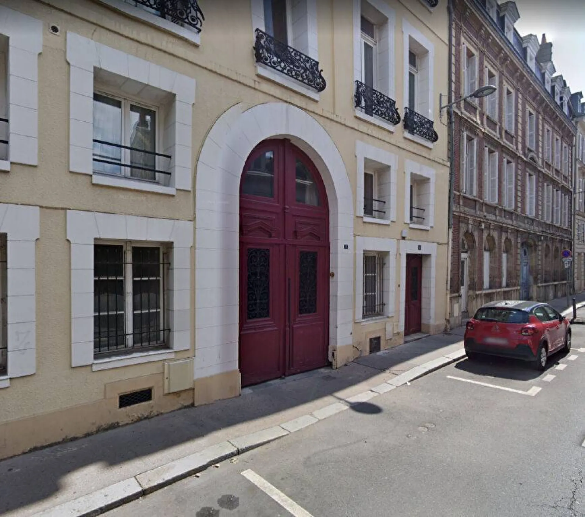 Situé au 6/8 rue du Contrat Social à Rouen