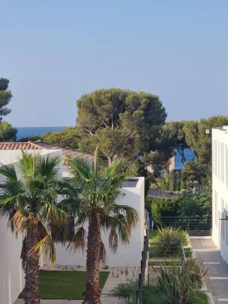 Le droit au bail est ce droit dont bénéficie le locataire titulaire d'un bail commercial. C'est un des éléments incorporels constitutifs du fond de commerce.   Quant au fond de commerce, il est défini comme un ensemble d'éléments mobiliers corporels et in