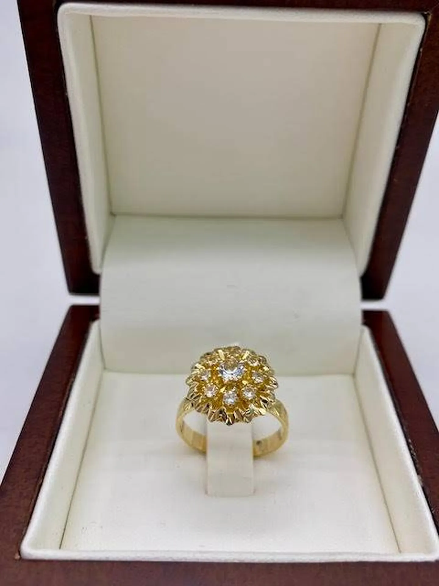 Une Création Florale Précieuse : La Marguerite en Diamants d'Or Ligne