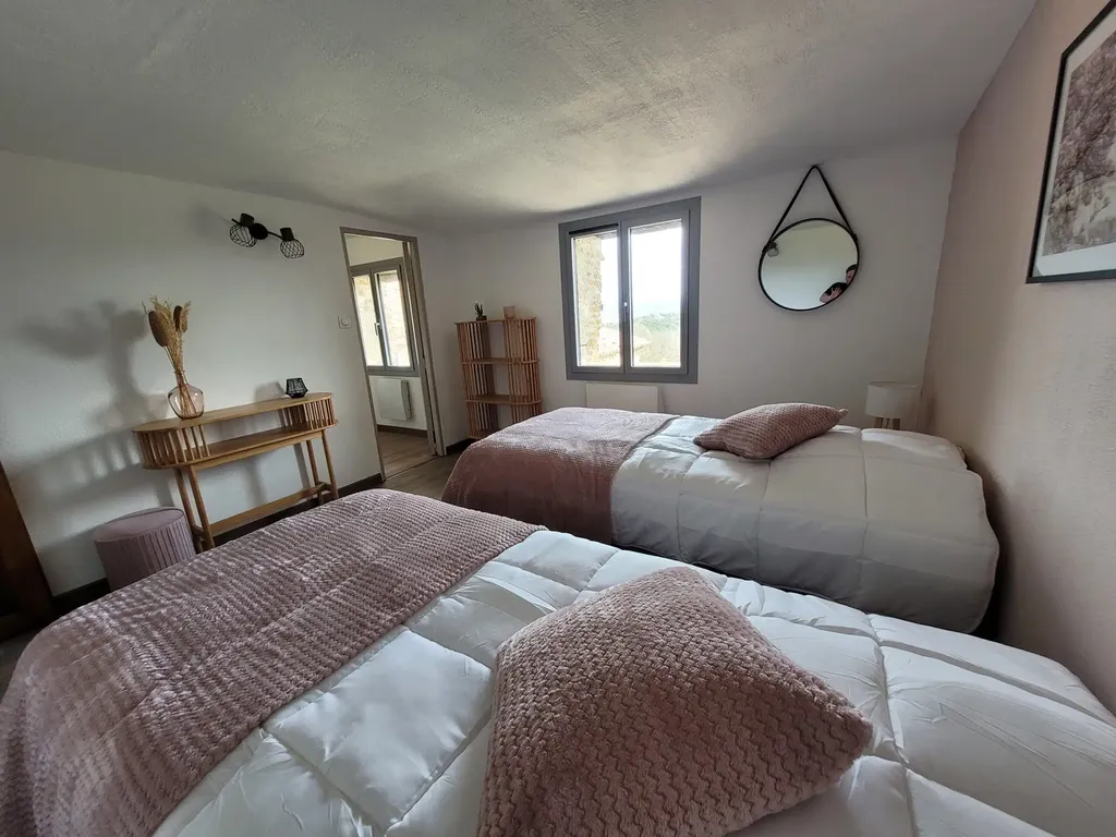 Le confort des chambres climatisées pour un séjour provençal proche de Sisteron pour réserver pour un weekend ou une semaine aux Grandes Mollières