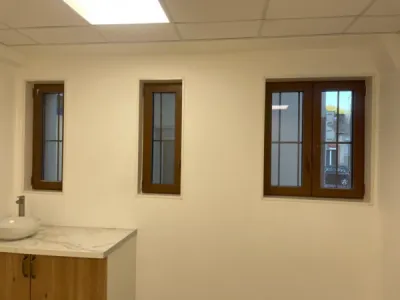 Pose de 3 fenêtres en aluminium marron pour bureau à Toulouse