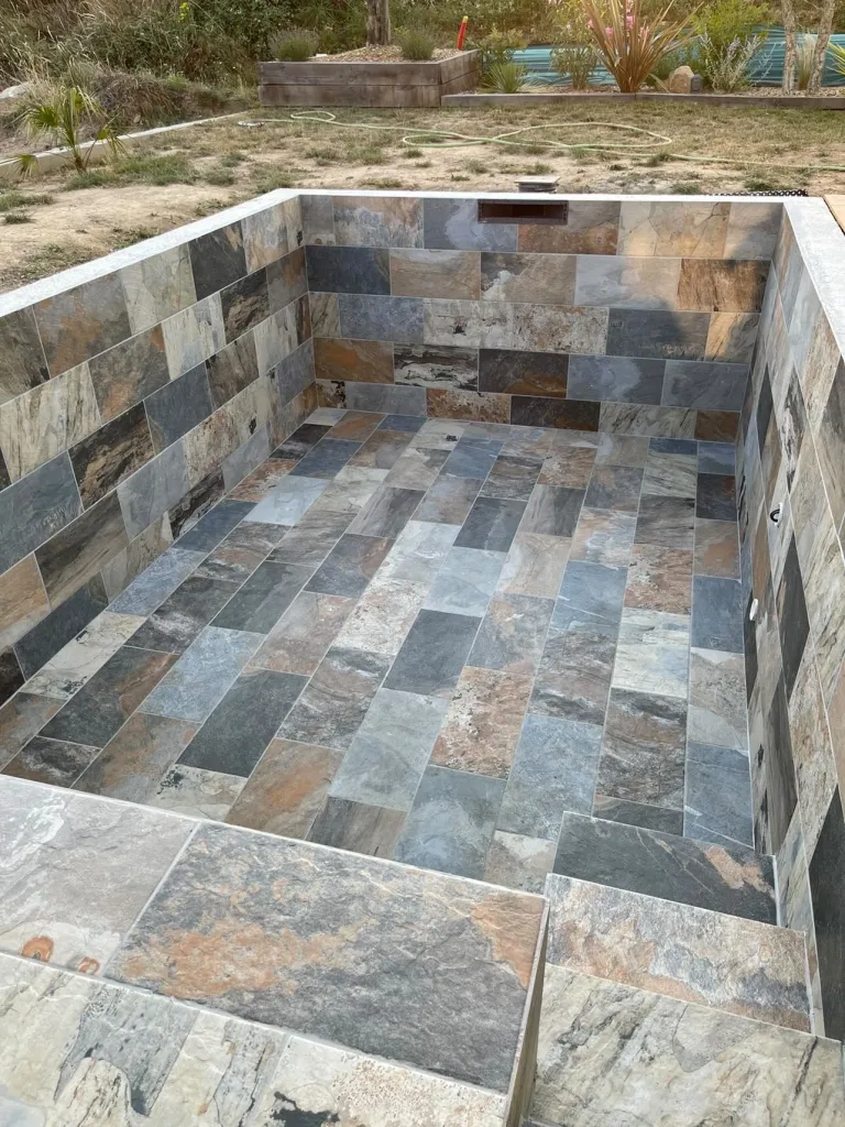 Nos clients d’Isneauville ont choisi un carrelage effet pierre de Bali pour un rendu naturel et élégant à deux pas de Rouen.