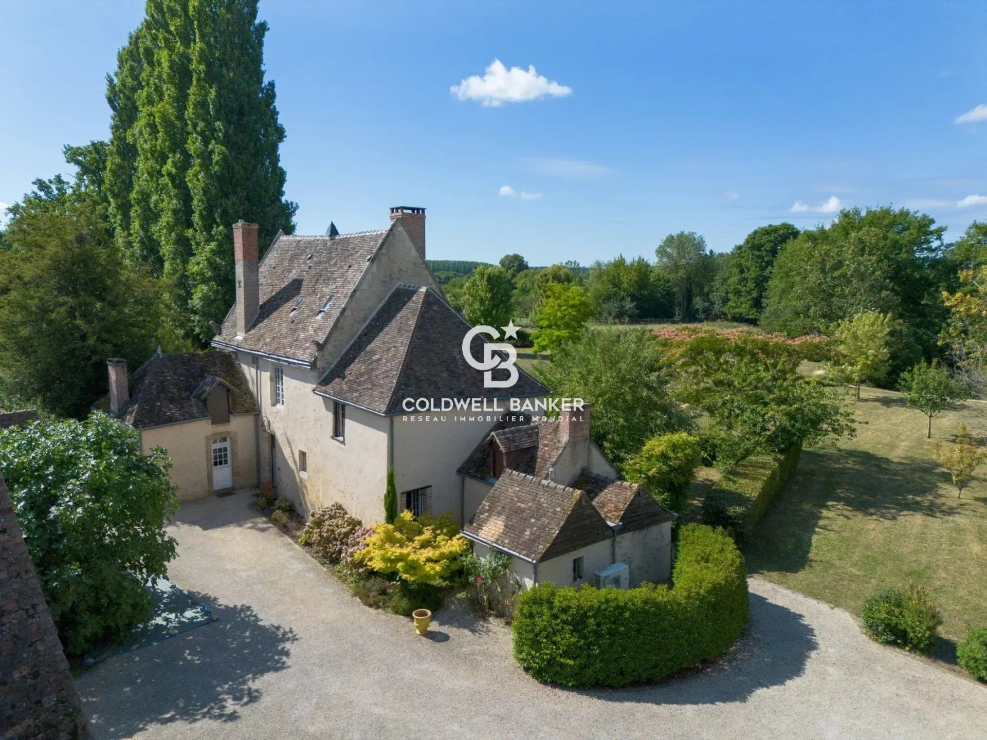 A acheter Propriété d’Exception en Sarthe — Demeure Historique du XIVe siècle avec Parc de 5 Hectares et Dépendances