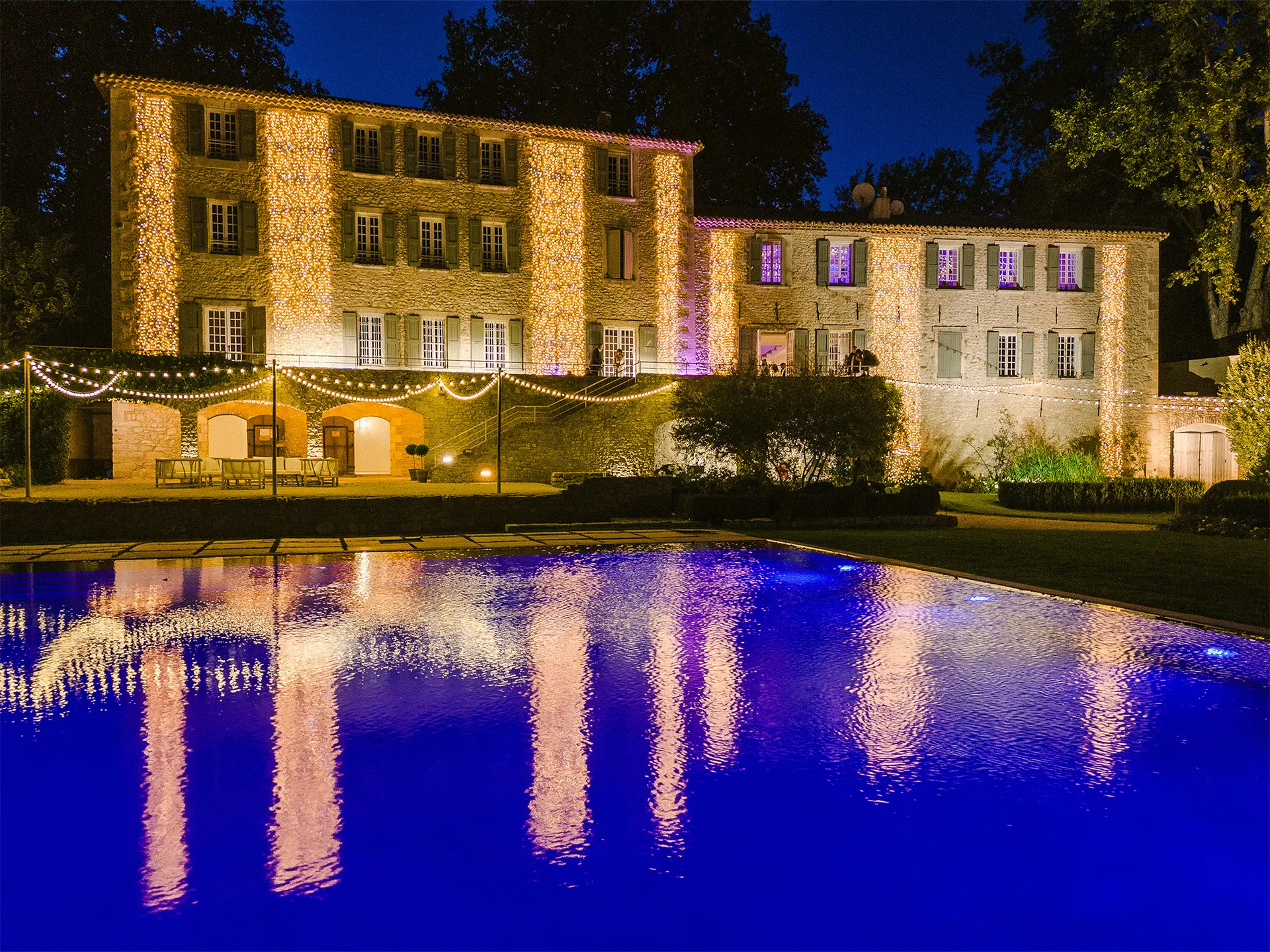 Louer domaine pour publicité luxe à Apt 84400 Vaucluse : Domaine avec piscine miroir, façade en pierre, idéal pour plans haut de gamme.