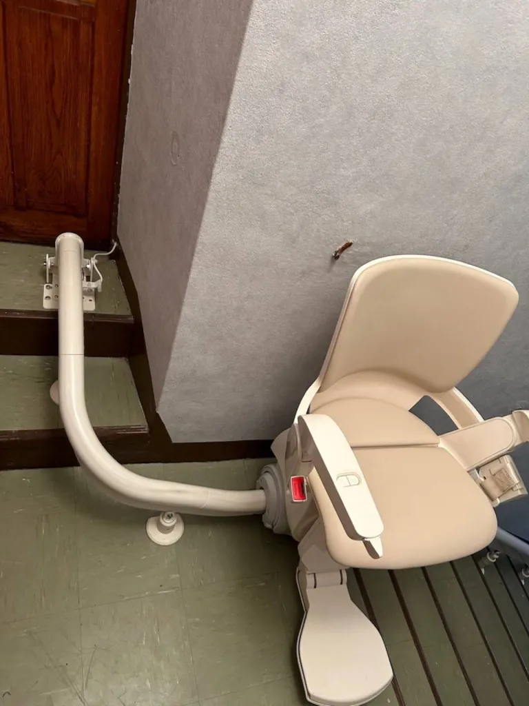 L'arrivée en parking à 90° permet à Monsieur d'être idéalement situé pour frnedtrer dans son hall d'accueil près de Gap