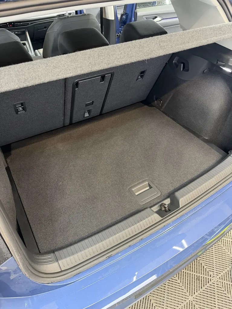 VOLKSWAGEN GOLF 8 eTSI / GARANTIE VW 2028 / DSG7 / GRAND ECRAN / CARPLAY