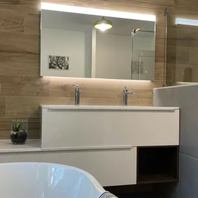 Salle de bain moderne et fonctionnelle avec meuble double vasque et miroir éclairant 