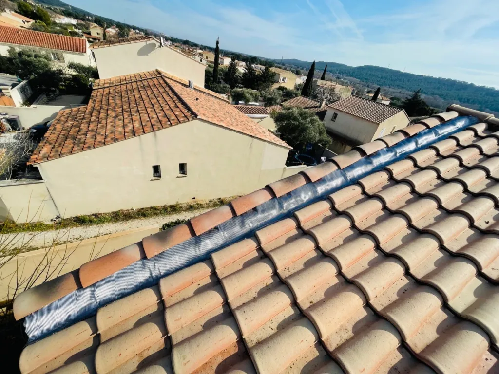 Nettoyage et traitement des tuiles mécaniques Romane d’une toiture de maison près d’Aix en Provence.