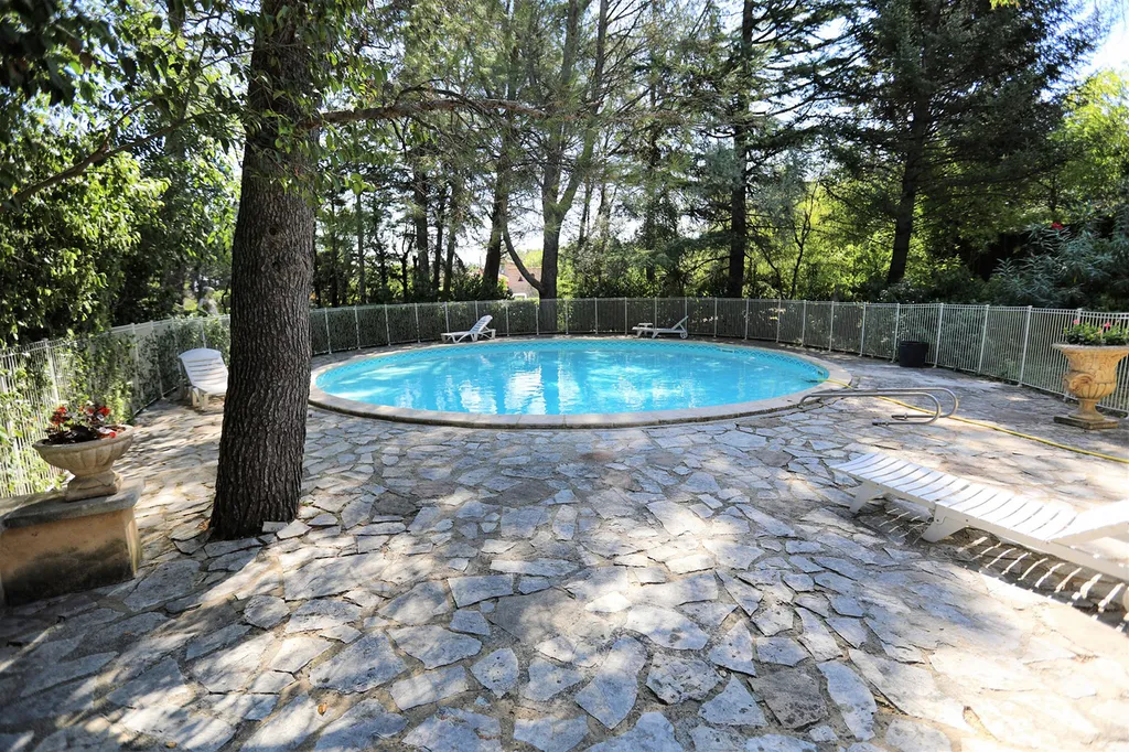 proche Avignon, propriété avec maison de gardien, piscine et parc clos.   
