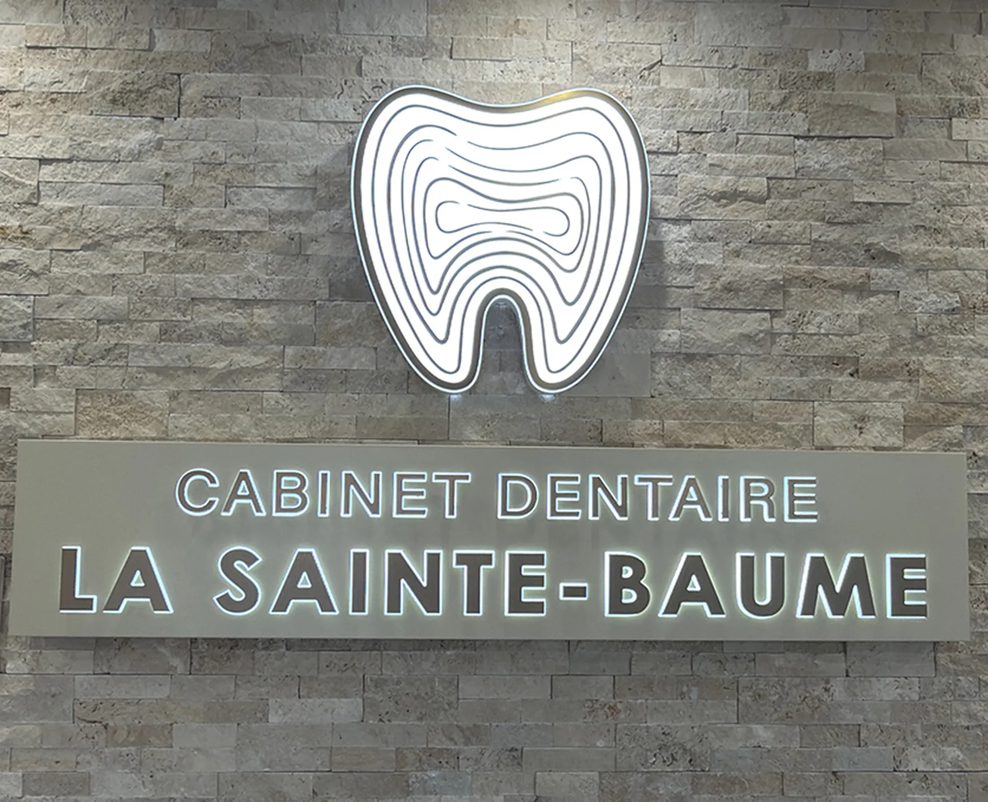 Installation et création de cabinets dentaires avec imagerie 2D / 3D, LOGOS, et informatique du cabinet dentaire en région PACA