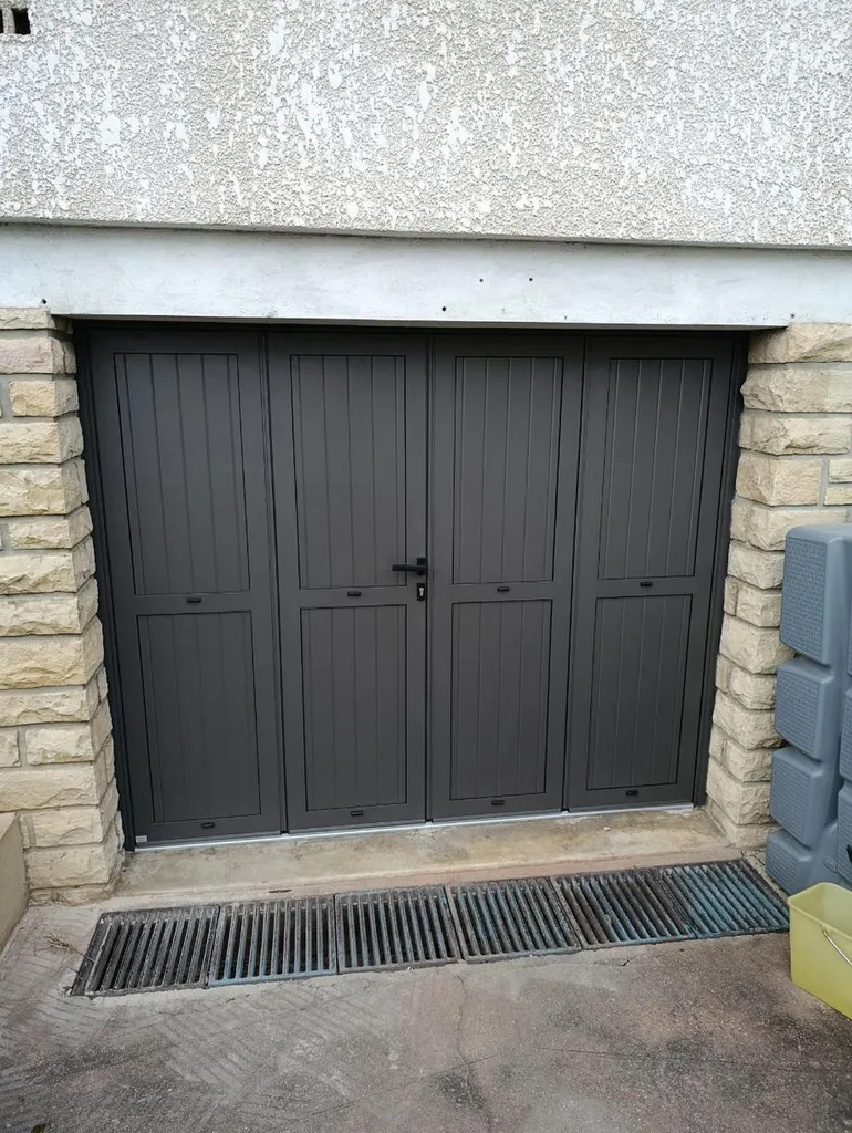 Porte de garage battante en aluminium à Dijon