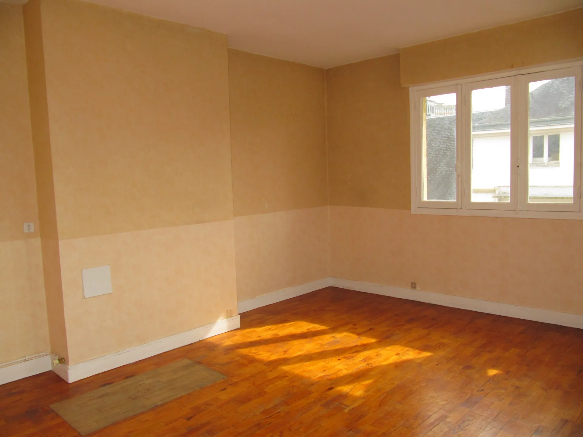 Séjour lumineux donnant sur une rue commerçante