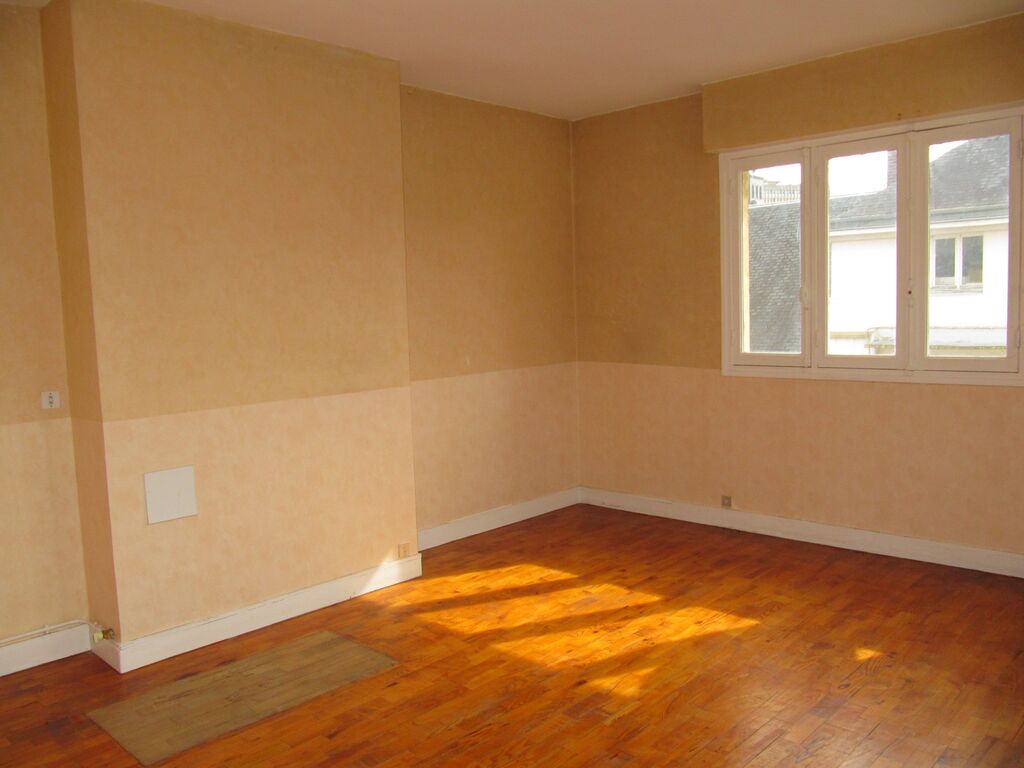 Séjour lumineux donnant sur une rue commerçante