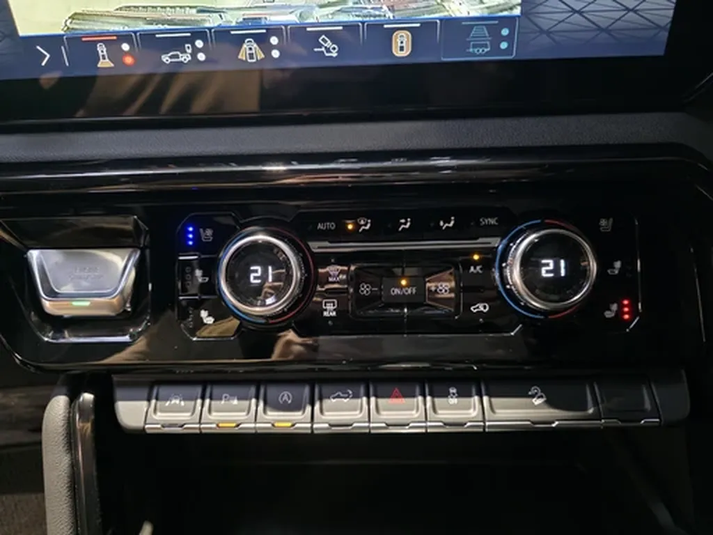 Console centrale GMC Sierra AT4 commandes climatisation et modes off-road intérieur premium