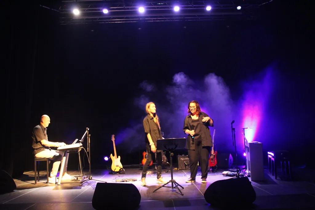 le prof de synthé en démo avec nos chanteuses
