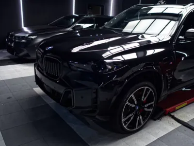 Finition haut de gamme sur BMW X5 grâce au film de protection XPEL à Lorient.