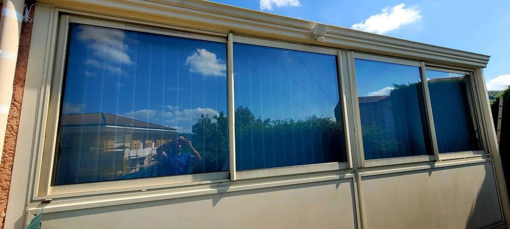 Pose film solaire 50% semi réfléchissant sur  véranda fermée d'une villa sur peymeinade ( 10 minutes de Grasse 06 )