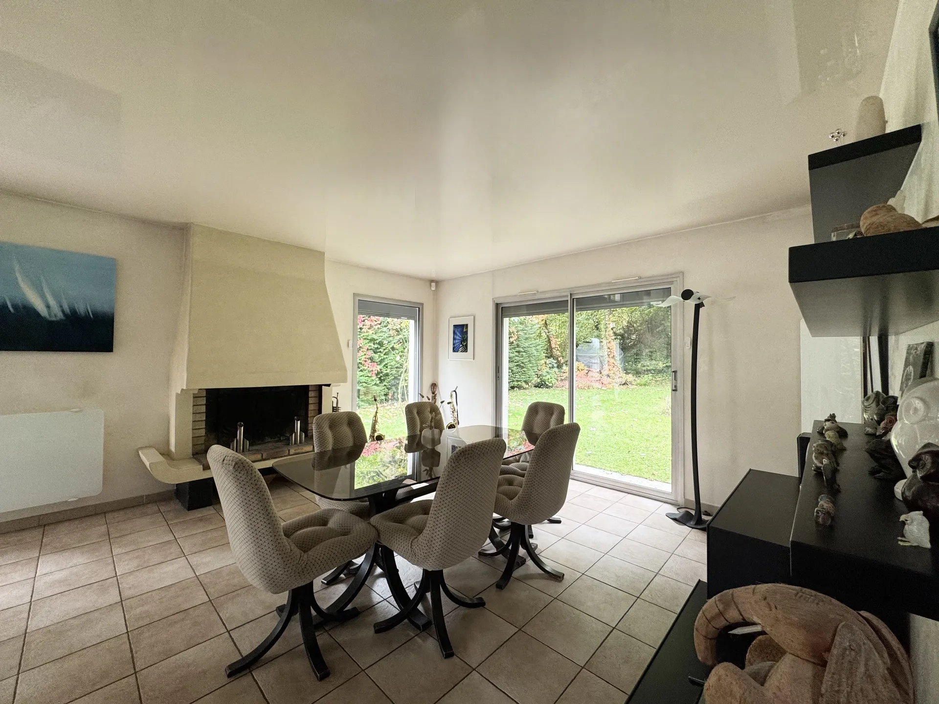 salle à manger baies vitrées et vue sur jardin HELIX IMMOBILIER 