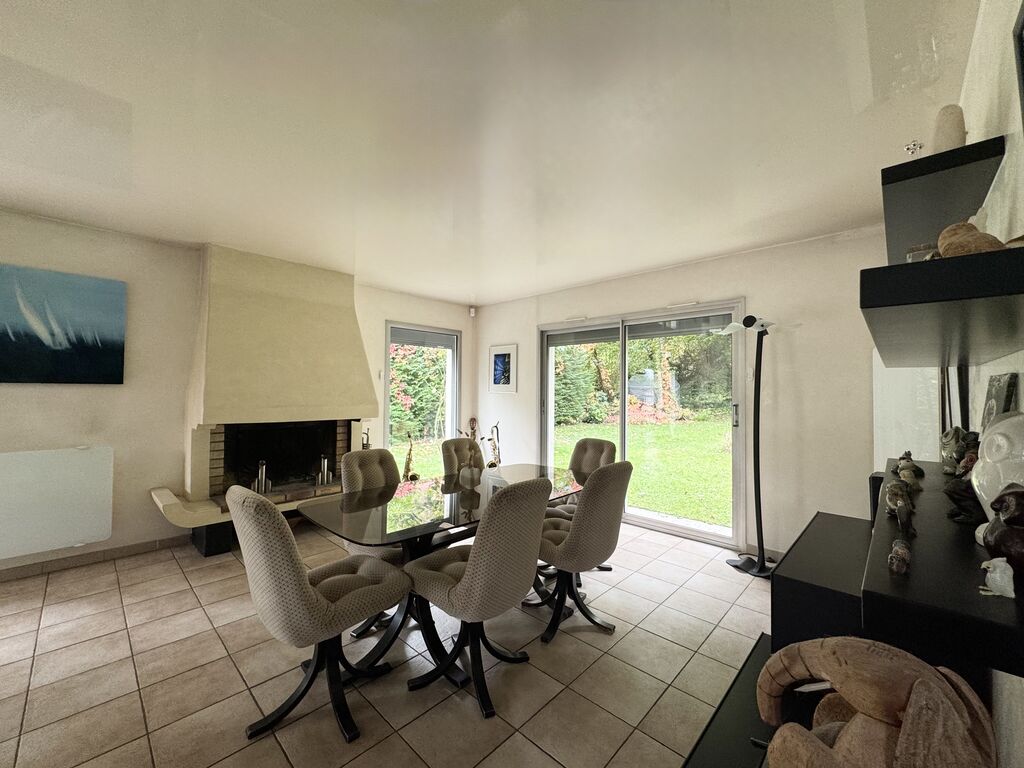 salle à manger baies vitrées et vue sur jardin HELIX IMMOBILIER 