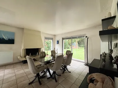 salle à manger baies vitrées et vue sur jardin HELIX IMMOBILIER 