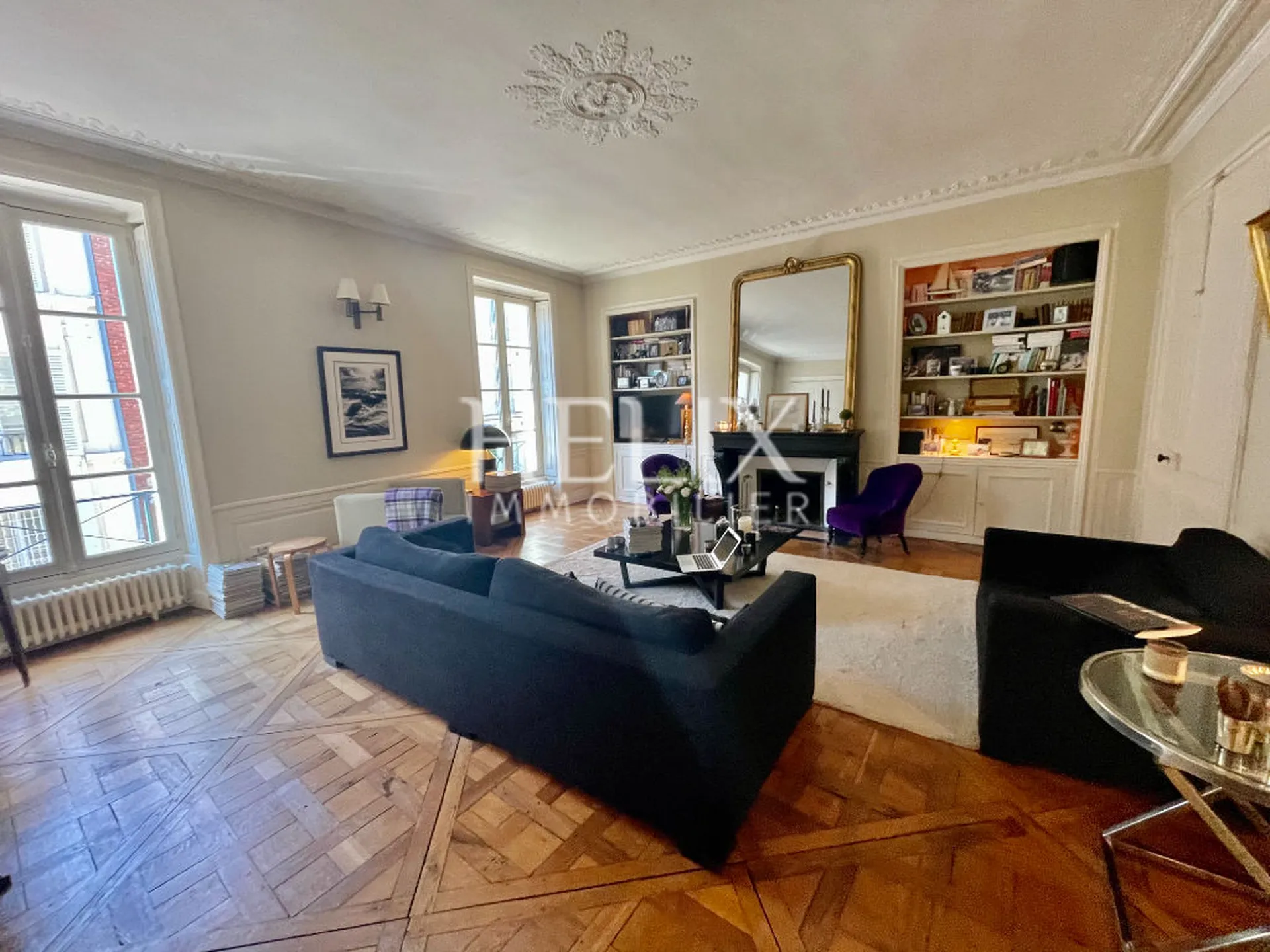 Rare dans la rue de Lorraine un appartement ancien avec cheminée, parquet, moulures et un garage