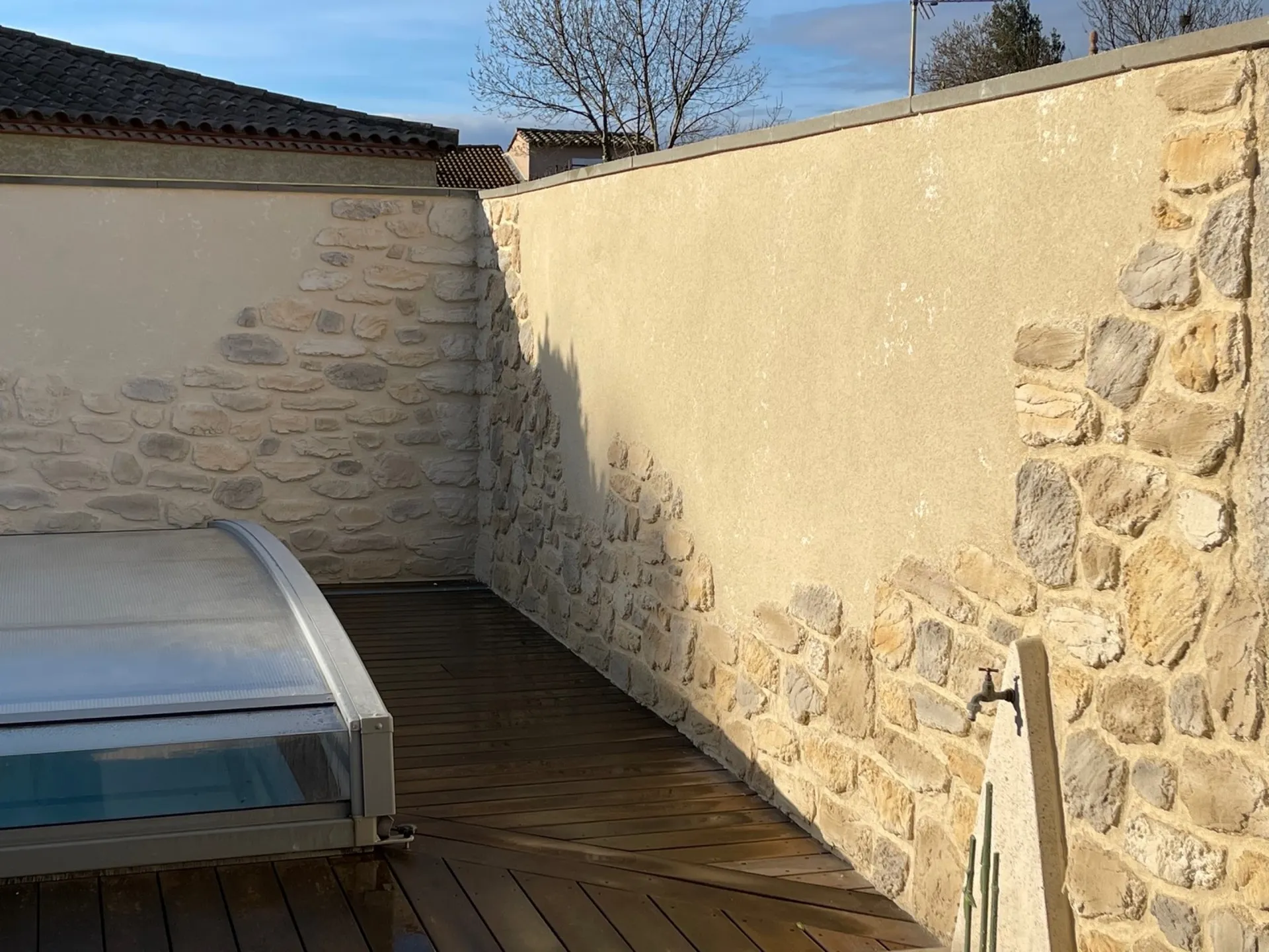 Tour de piscine en cascade de pierre à Narbonne dans l’Aude