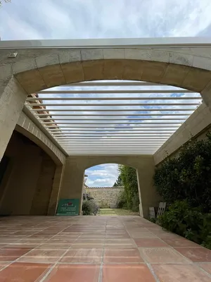 Pergola entre 4 murs à Calvisson dans le Gard proche de Nîmes