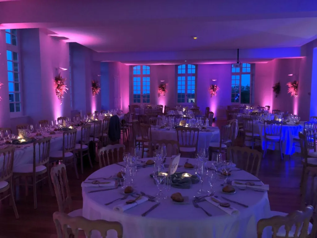 Mise en lumière d'une salle de réception pour mariage