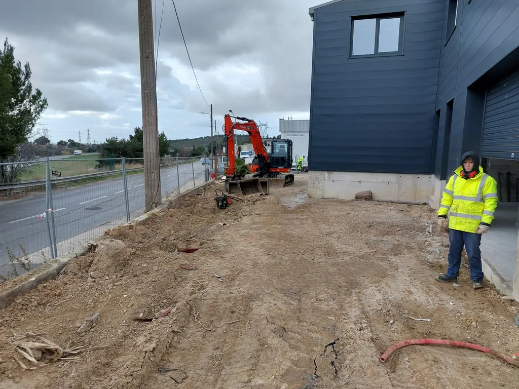 Réalisation du parking d'un entrepôt en enrobé de bitume noir à Septême les Vallons dans les Bouches du Rhône