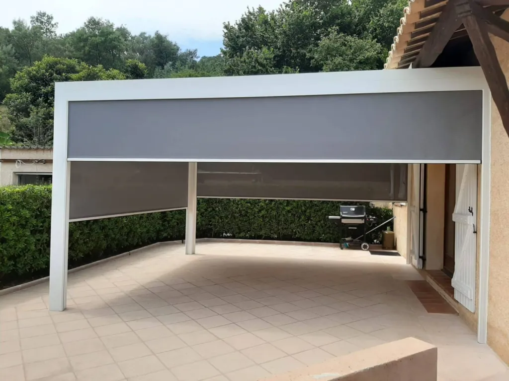 Installer un store toiles vertical sur une pergola bioclimatique à Cannes