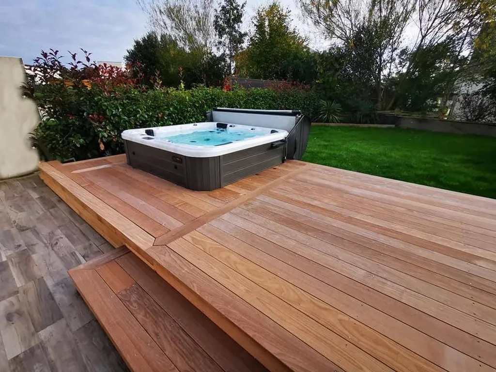 spa encastré dans un terrasse en bois à Marseille