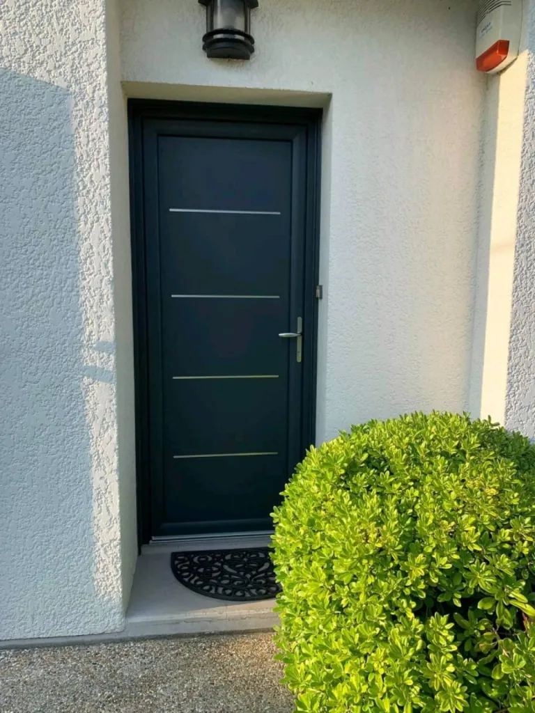 Réalisation d'une pose de porte d'entrée hybride mixte PVC/Aluminium de fabrication française sur maison individuelle proche Le Havre - Centre ville 