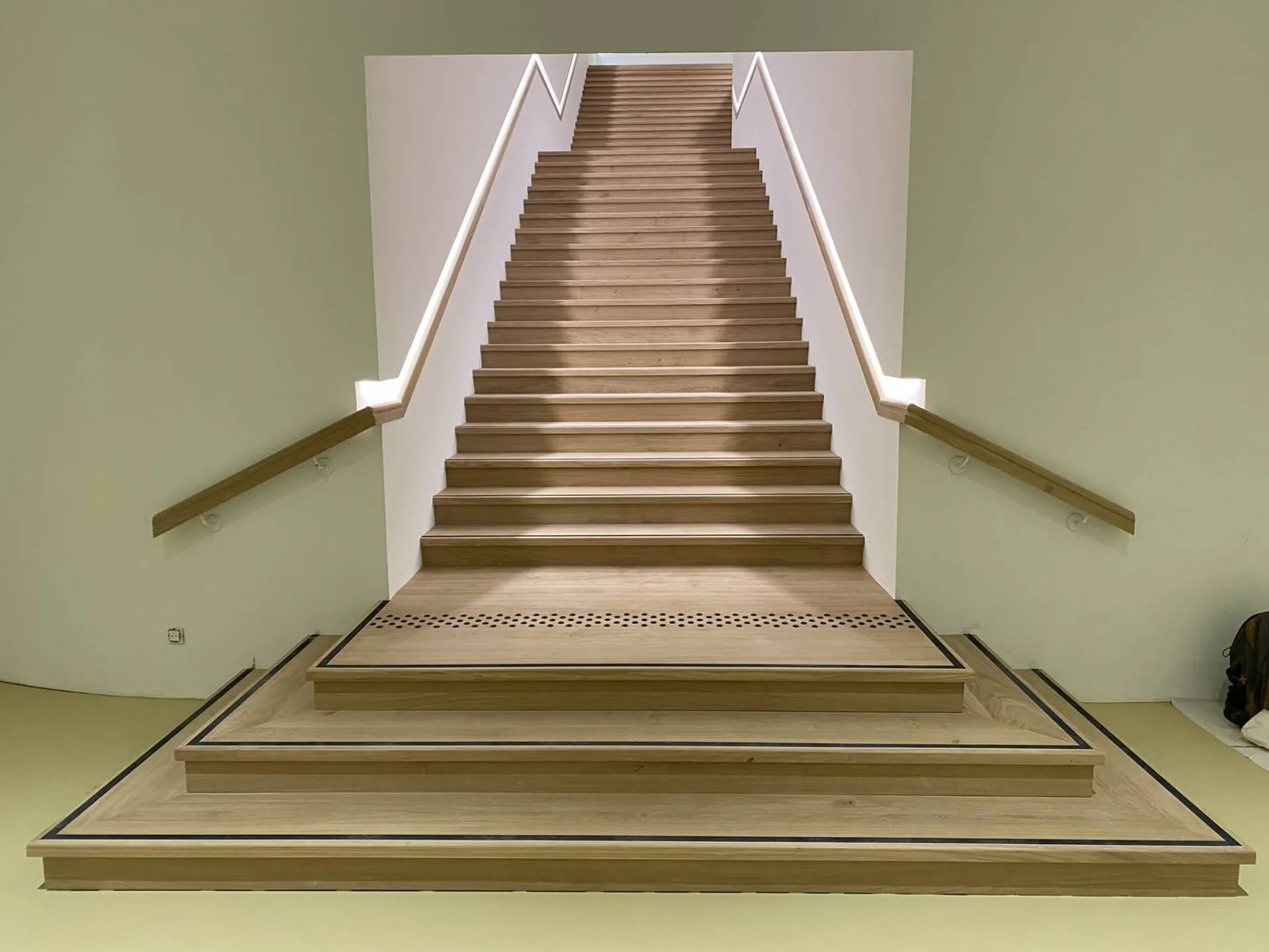 Fabrication et pose de marches d'escalier pour la réplique de la grotte Cosquer à Marseille