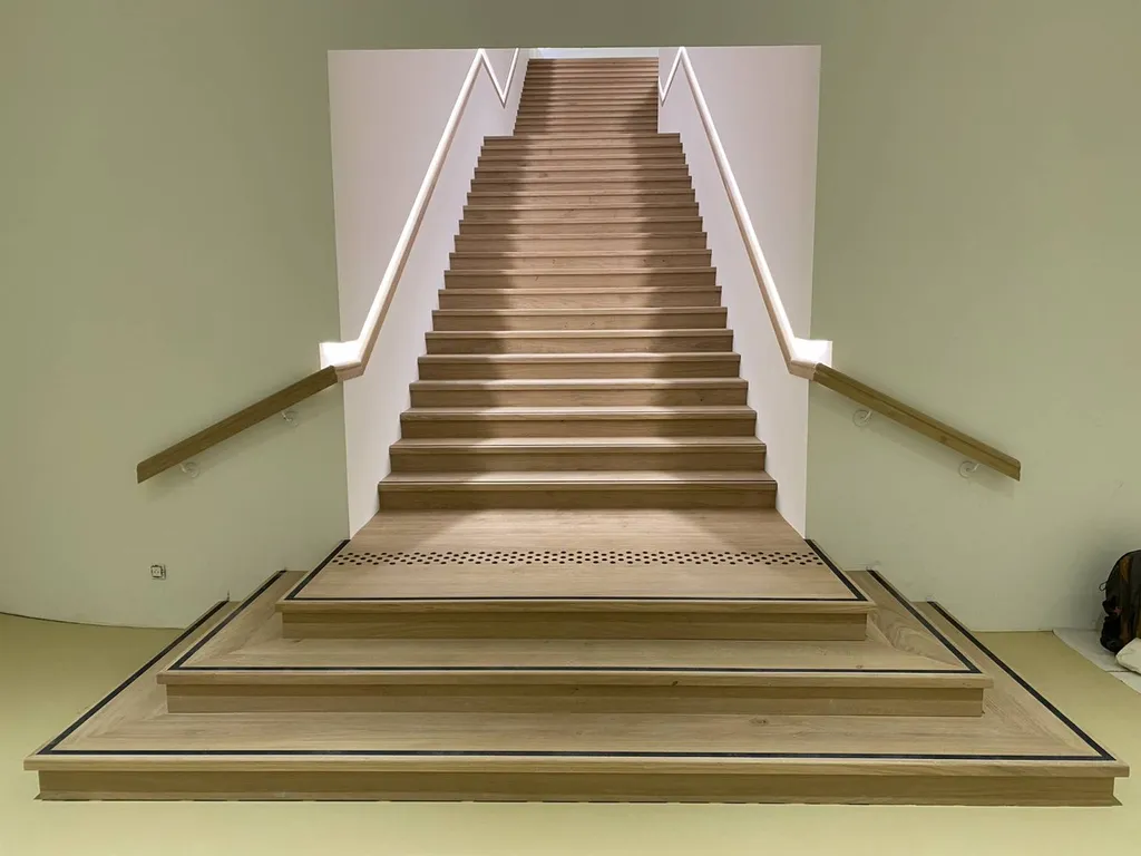 Fabrication et pose de marches d'escalier pour la réplique de la grotte Cosquer à Marseille