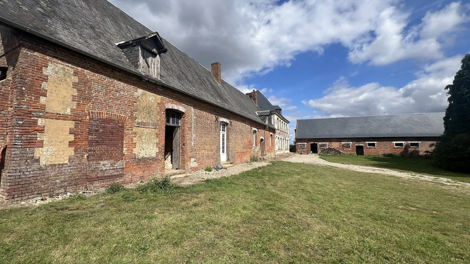 Propriété de charme 190m² sur 6000m² arborés avec plan d’eau, dépendances 150m² et hangar 700m², 2 chambres et combles aménageables, Haudricourt 76340.