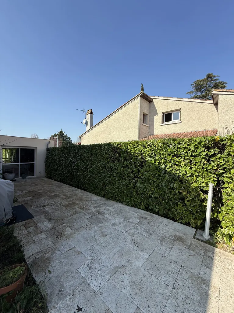 Taille de haie de laurier palme à Castelginest proche de Balma : intervention rapide et soignée par votre paysagiste LT Paysage