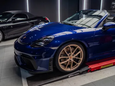 Pose de film de protection XPEL sur Porsche 718 Spyder dans la région de Lorient.