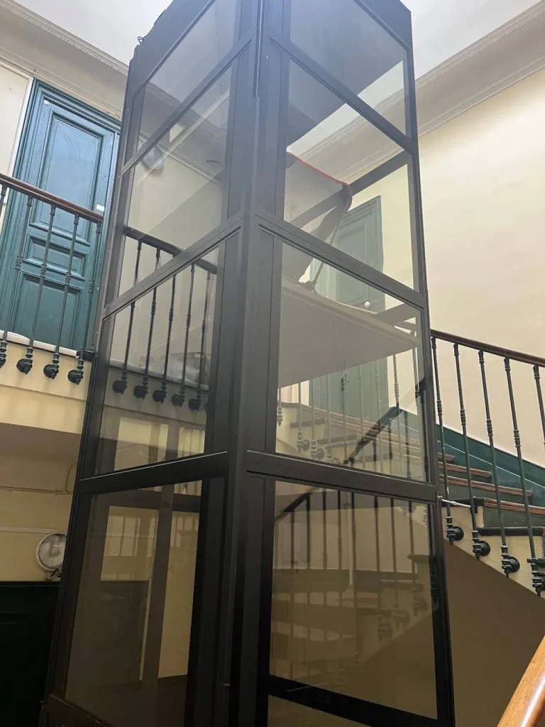 Vue depuis le dernier niveau de cet ascenseur privatif sur 5 niveaux en intérieur à Marseille