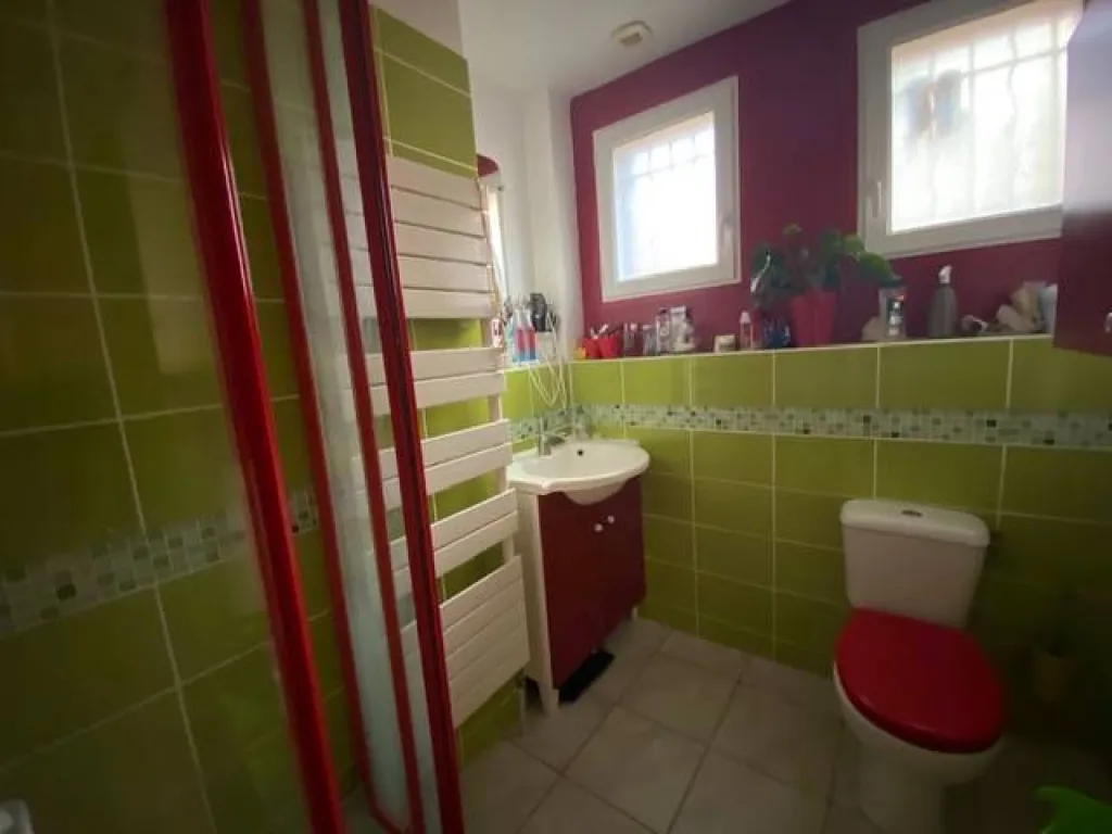 A acheter superbe maison de 160m² avec deux garages sur 2000m² de terrain sur deux niveaux sur la commune de FRENEUSE 76410