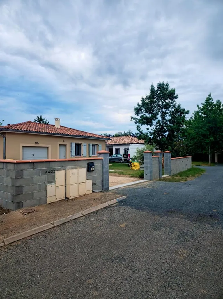 Réalisation d'un mur de clôture en parpaing et d'un seuil de portail battant chez un client à Mezens dans le Tarn