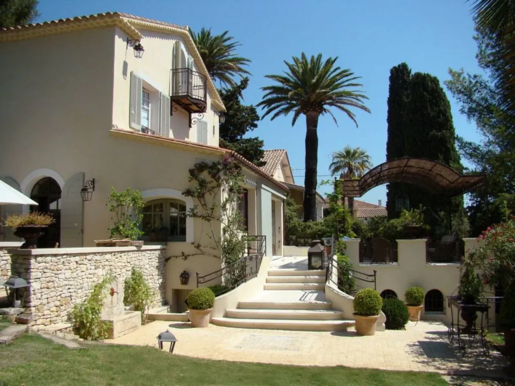 Pose de pavages en pierre de Provence pour villa à Aix en Provence