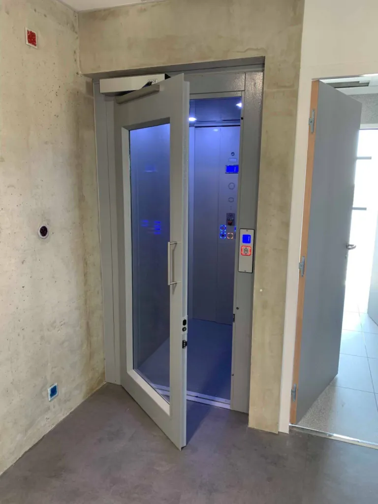 élévateur vertical VIMEC au sein d'une maison de santé entre Arles & Marseille